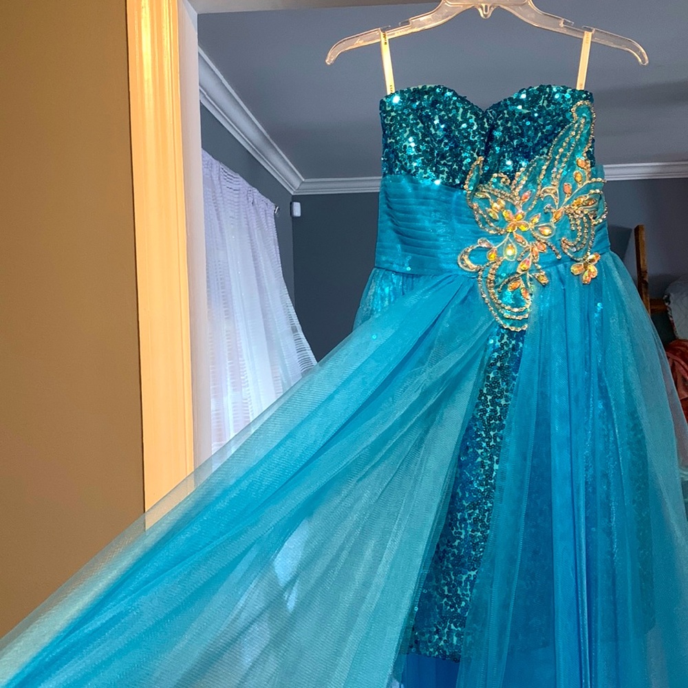 Beautiful blue prom dress!